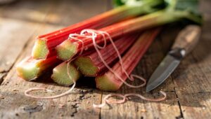 Rhabarber richtig entfädeln: Der Profi-Trick, der den bitteren Nachgeschmack zuverlässig verhindert