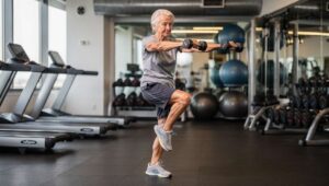 Bauchfett ab 60: Diese 5 Steh-Übungen empfiehlt die Sporthochschule Köln statt Sit-ups